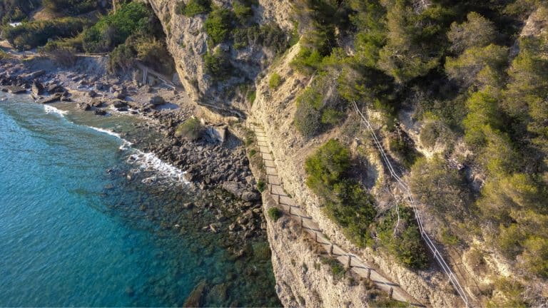 Escursione in Italia: vicino a Mentone, cos’è questo sentiero sospeso sopra il mare che conduce a una spiaggia di sabbia dorata? Vicino a Menton, cos'è questo sentiero sospeso sopra il mare che porta a una spiaggia di sabbia dorata?