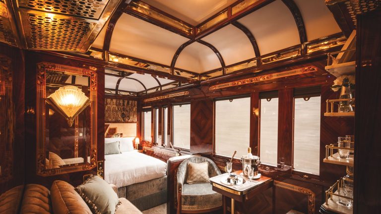 Pianista, vasca da bagno, colazione in camera… Il treno più mitico del mondo si fermerà a due passi da Mentone: vi raccontiamo tutto Venezia Simplon-Orient-Express